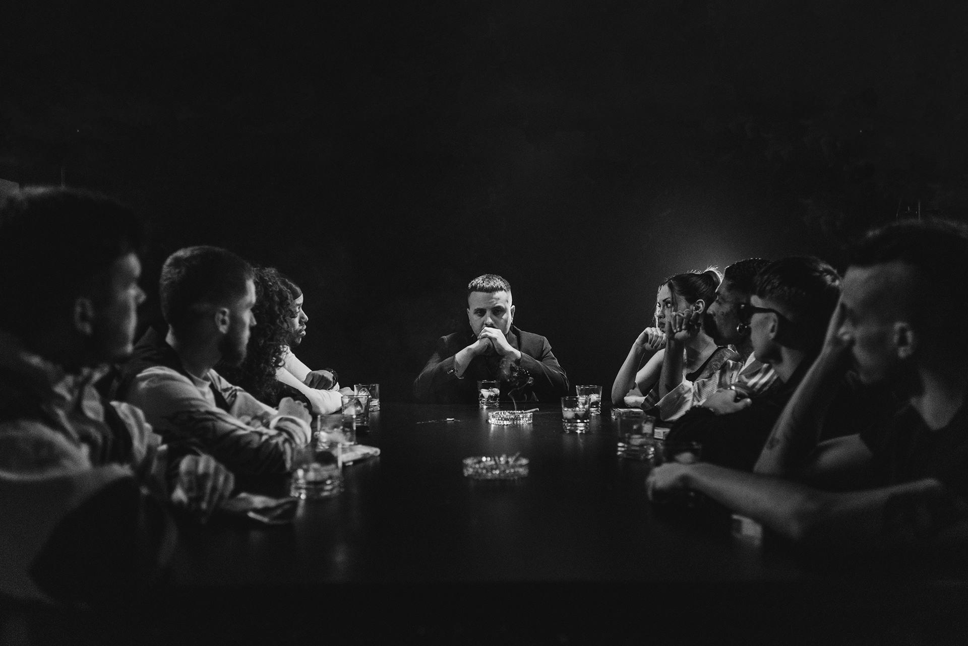 Lo pues intentar — A group of people sitting around a table with drinks in front of them.