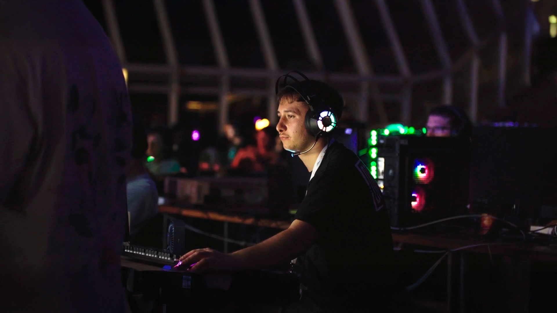 TLP Tenerife Summer — A man wearing headphones and a black shirt is sitting at a computer.